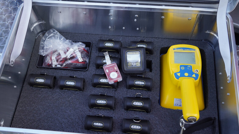 Ein mobiler Monitor für Einsätze in kontaminierten Räumen, dazu ein Dutzend elektronische Dosimeter.