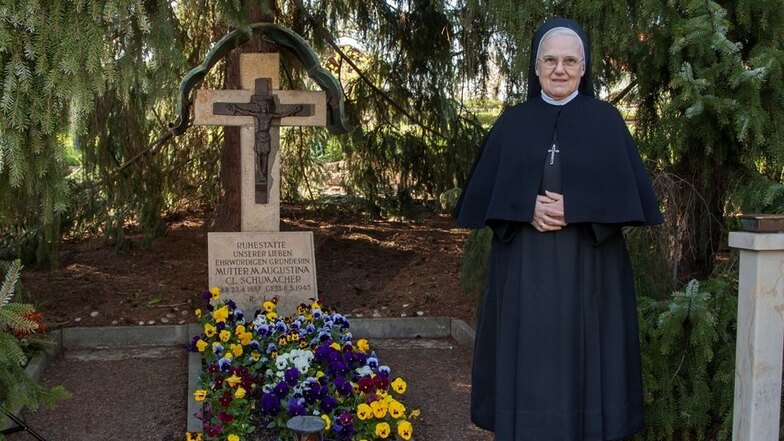 Die Generaloberin der Goppelner Nazarethschwestern, Schwester Daniela, zeigt das einzige Grab im Garten der christlichen Gemeinschaft. Hier liegt Mutter Maria Augustina, die Gründerin der Schwesternschaft. Im Alter von 58 Jahren wurde sie am 8. Mai 1945, 
