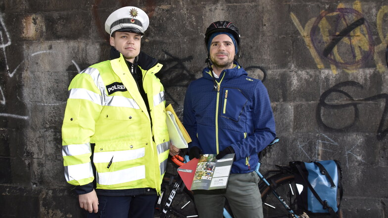 Radfahrer Matthias Jung freut sich über einen Gutschein im Wert von 15 Euro, den er von der Polizei für sein vorbildliches Verhalten hinterm Lenker erhalten hat.