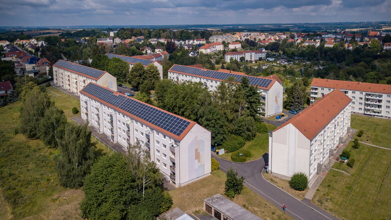 Auf vier Wohnblöcken der kommunalen Wohnungsgesellschaft erzeugen Sonnenkollektoren bereits Ökostrom. Künftig will Leisnig noch mehr solchen Strom gewinnen und in eigenen Einrichtungen einsetzen.