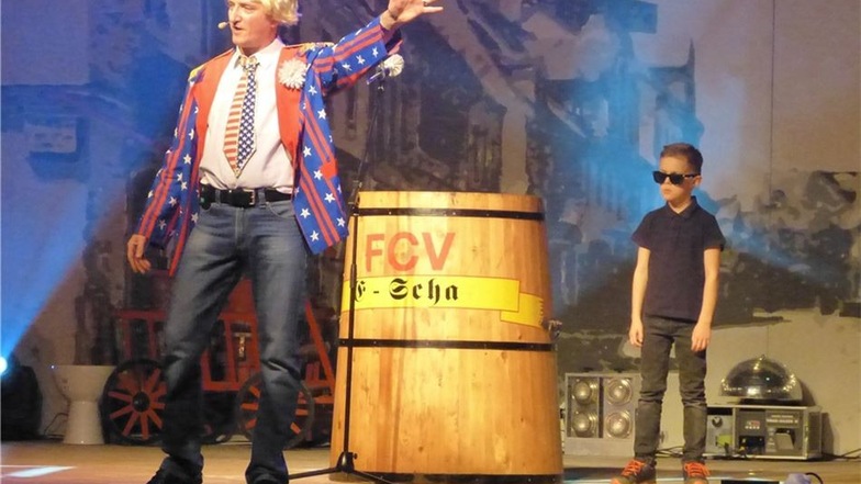 Dieter Riemer macht als „Trumpelstilzchen“ in der Jubiläumsshow eine gute Figur – flankiert von jungen Bodyguards.