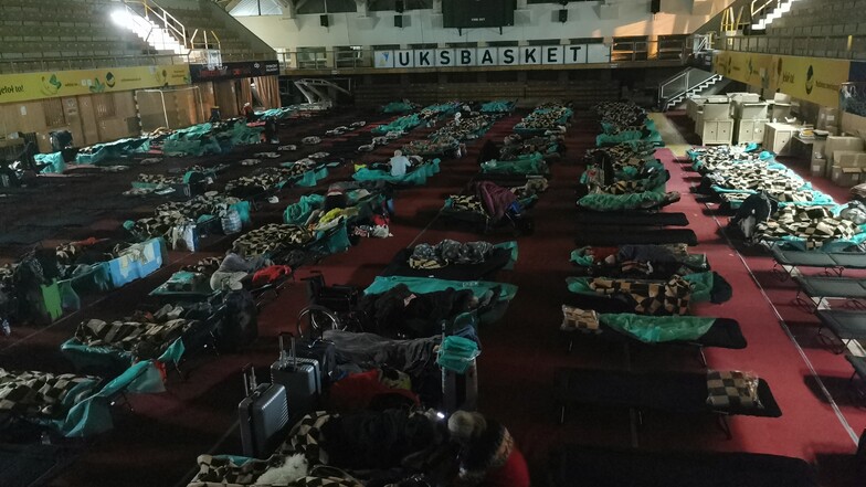 Ein Blick in die Turnhalle in Zgorzelec, die nun als Notunterkunft für ukrainische Flüchtlinge dient.