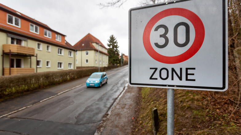 Die Stadt Freital überprüft laufend das Straßennetz, wo eine Tempo-30-Regelung Sinn hätte. Hier an der Gitterseer Straße gilt das schon.