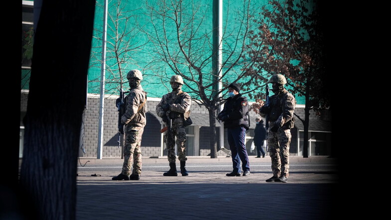 Soldaten blockieren die Straße, um den Verkehr zu kontrollieren. Fast 1.700 Menschen wurden in Almaty in den letzten 24 Stunden festgenommen.