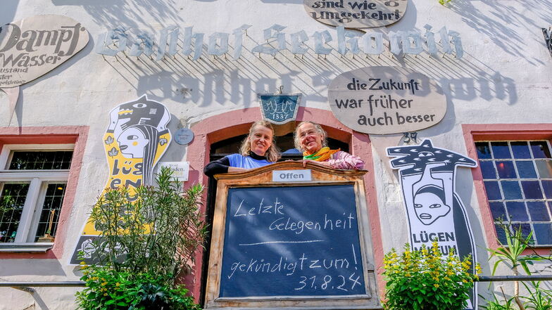 Mit Galgenhumor und der Aufschrift "letzte Gelegenheit" für einen Besuch des Lügenmuseums am Eingang reagieren Dorota und Reinhard Zabka auf die überraschende Kündigung ihres Mietvertrages. Die beiden wissen jetzt nicht weiter.