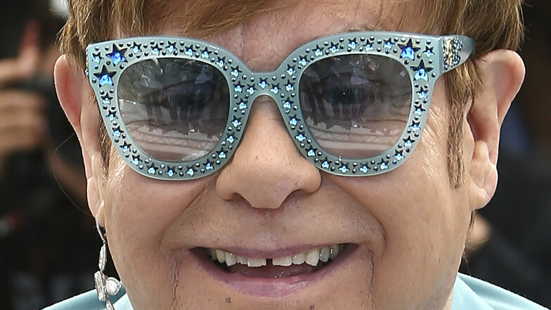 Extravagante Brillen sind ein Markenzeichen des Musikers Elton John. Ein Exemplar, das er einst trug, ist jetzt in Bischofswerda zu sehen.