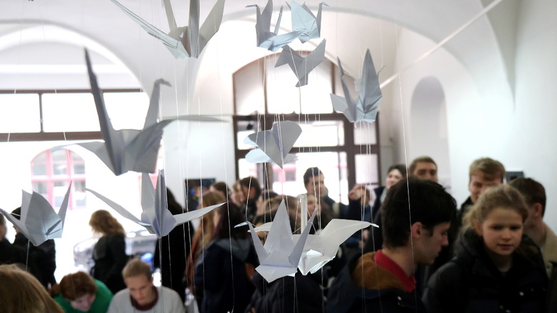 Reger Andrang bei der Eröffnung der Kunstausstellung in der Galerie des Kunstverein Meißen. Viele Schüler waren gekommen.