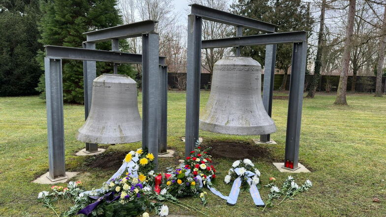 Die still im abendlichen Gedenken am 27. Januar niederlegten Kränze und Blumen auf dem Heidenauer Nord-Friedhof.