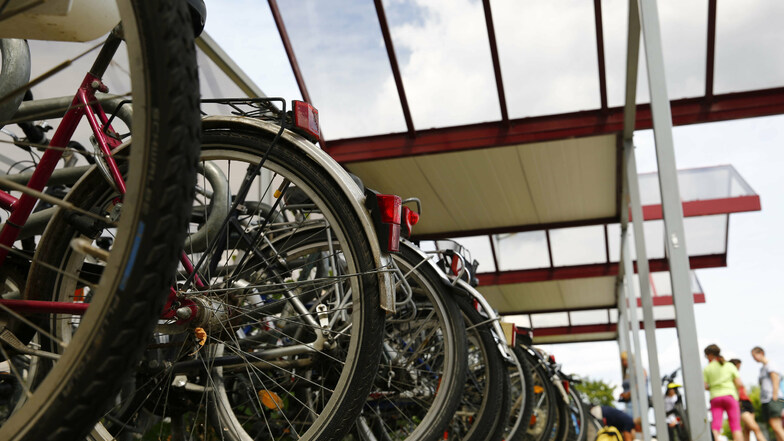 Der ADFC bemängelt die zu geringe Anzahl der Fahrradstellplätze in Kamenz am Bahnhof. Aus Sicht des Verkehrsverbundes Oberelbe sind sie derzeit aber ausreichend.