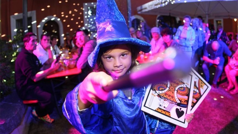 Zauberlehring Max (9) aus Dresden zaubert im Hof Lange Straße 43, in Pirna vor vielen Besuchern.