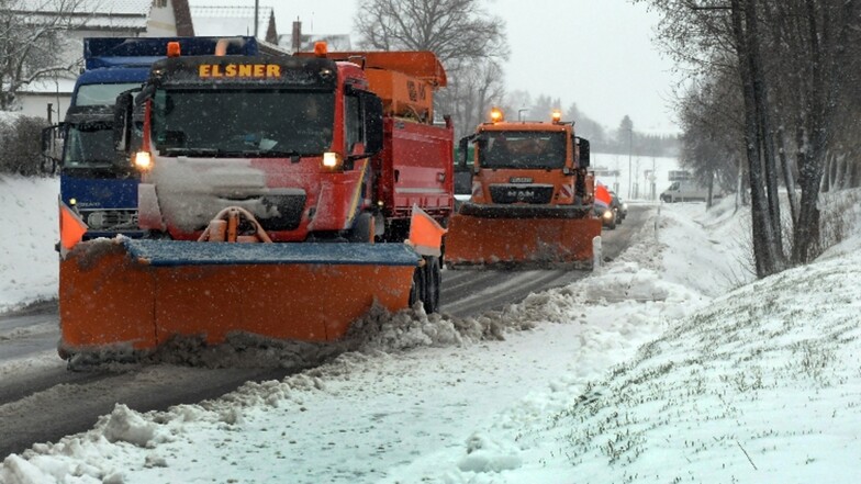 Fahrzeuge des Winterdienstes auf dem Weg zur B 175 , die durch mehrere LKW blockiert ist.