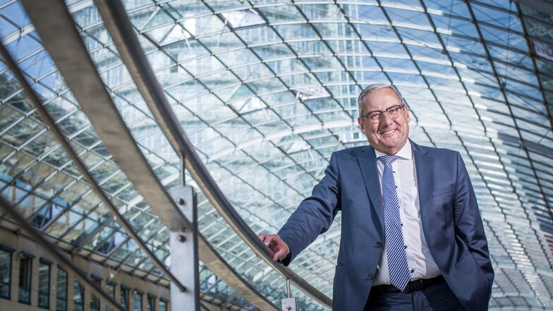 Manager Jürgen Rees will das Atrium des WTC in Dresden mit Wohlfühl-Oasen aufwerten.