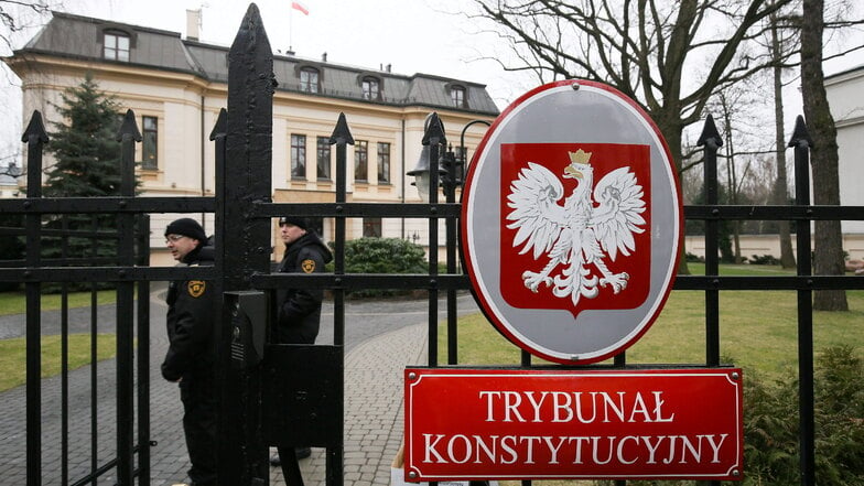 Sicherheitspersonal am Tor des Verfassungsgerichts in Warschau: Die EU-Kommission geht erneut wegen umstrittener Urteile gegen Polen vor.