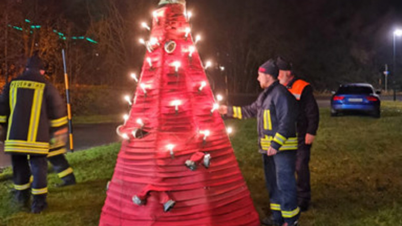 Gibt es so etwas noch einmal? Ein Feuerwehrweihnachtsbaum.