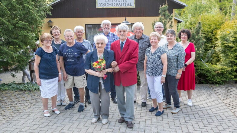 Im Kreis ihrer Familie haben Gudrun und Wilfried Hofmann (vorn) am Mittwoch ihre Eiserne Hochzeit.