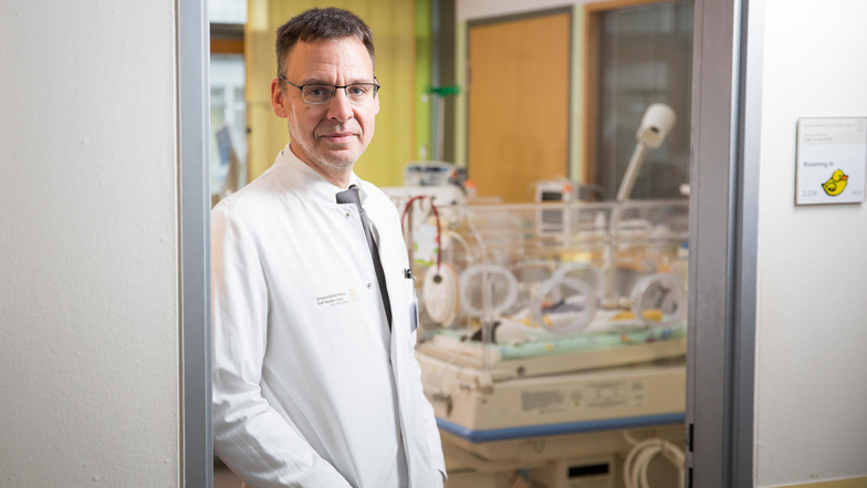 Inkubatoren halten Frühgeborene warm wie im Mutterleib. Doch Prof. Mario Rüdiger weiß: Das genügt nicht.