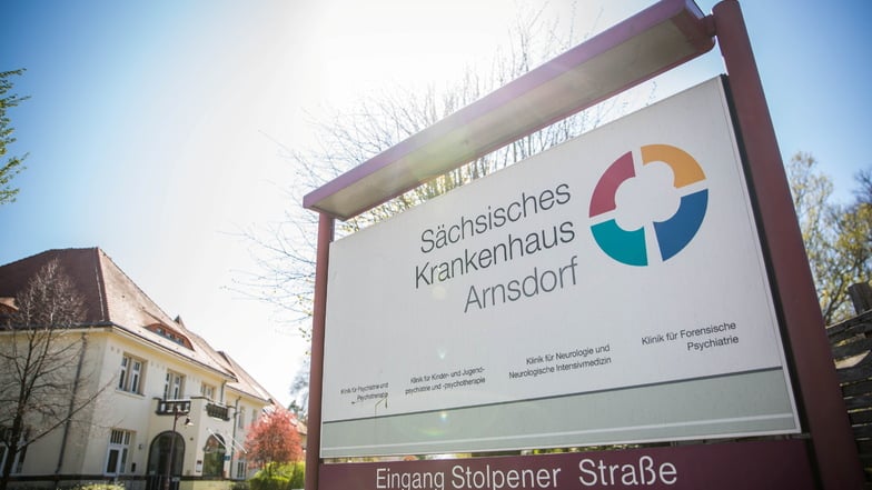 Eine Polizeibeamtin aus Dresden behauptet in ihrem Prozess, sie habe sich regelmäßig im Sächsischen Krankenhaus Arnsdorf auf Corona Testen lassen. Nach den Angaben des Chefarztes kann das so nicht stimmen.