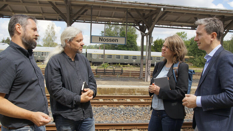 Grünen-Politiker Stephan Kühn (r.) besucht die stillgelegte Bahnstrecke um Nossen. Er spricht auch mit den NRE-Geschäftsführern Christoph Feldhaus (l.) und Eckart Sauter sowie der Landratskandidatin Elke Siebert über die Wiederbelebung.