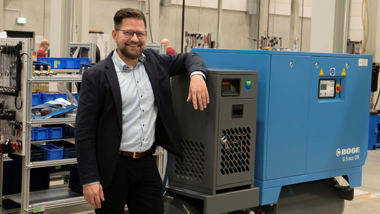 Er hat allen Grund zum Lachen: Werkleiter Matthias Dues
am Schraubenkompressor ecoline, ein neues Produkt der Firma Boge, mit dem das Unternehmen seit Sommer erfolgreich auf dem Markt ist.