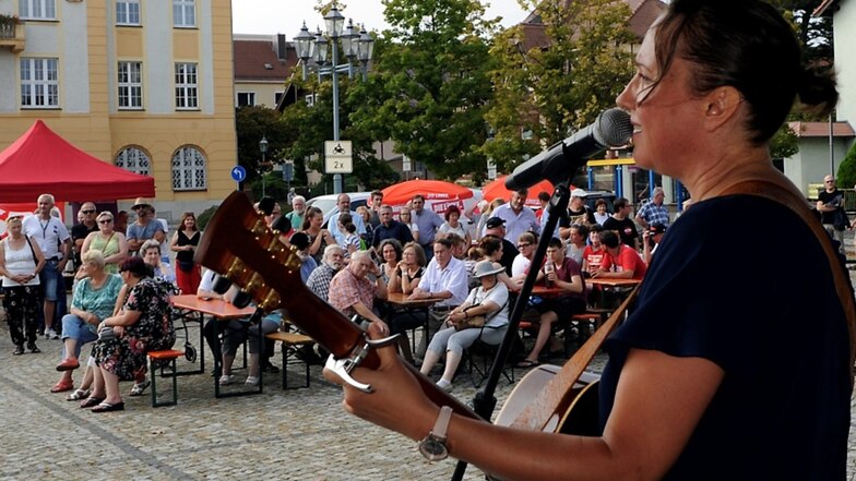 Für die musikalische Unterhaltung auf dem Marktplatz sorgten Berufsschullehrerin Konstanze Niemz aus Knappenrode (im Foto), Suzi Bonanox aus Bad Muskau und Bernadette la Hengst aus Berlin.