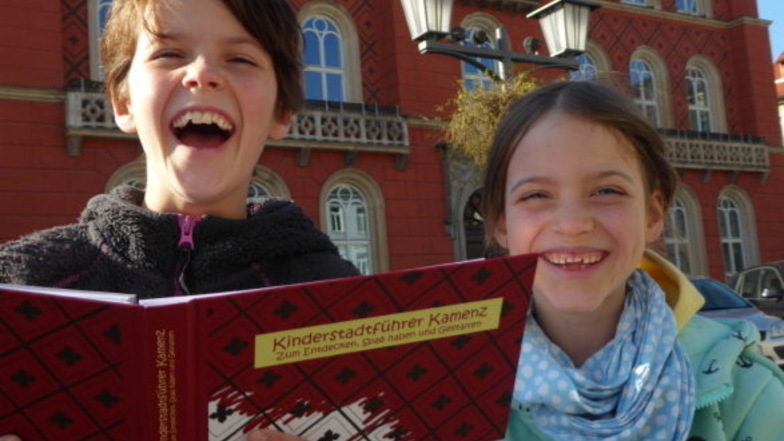 Haben den neuen Kinder-Stadtführer durch Kamenz schon einmal ausprobiert: Helena (l.) und Greta aus Dresden.