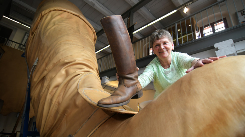 Bärbel Kidalla betreut das Stiefelmuseum auf dem Leisniger Burglehn. In zwei Monaten hat sie rund 1.000 Besucher begrüßt. Diese überaus große Resonanz an dem Riesenschuhwerk haben weder sie noch ihre Chefin Nicole Hirsch erwartet.