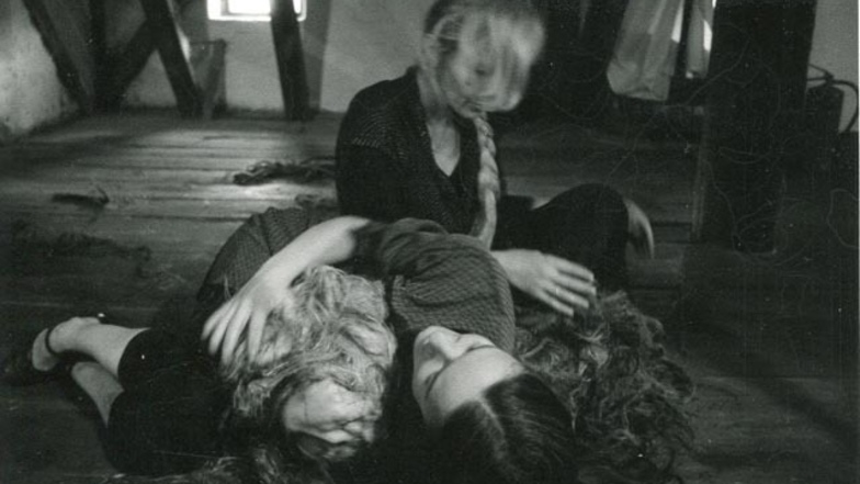 Performance bei der Eröffnung der Ausstellung „Pechmarie und Goldmarie“ 1992 in der Galerie Trapez Potsdam mit Carla Börner