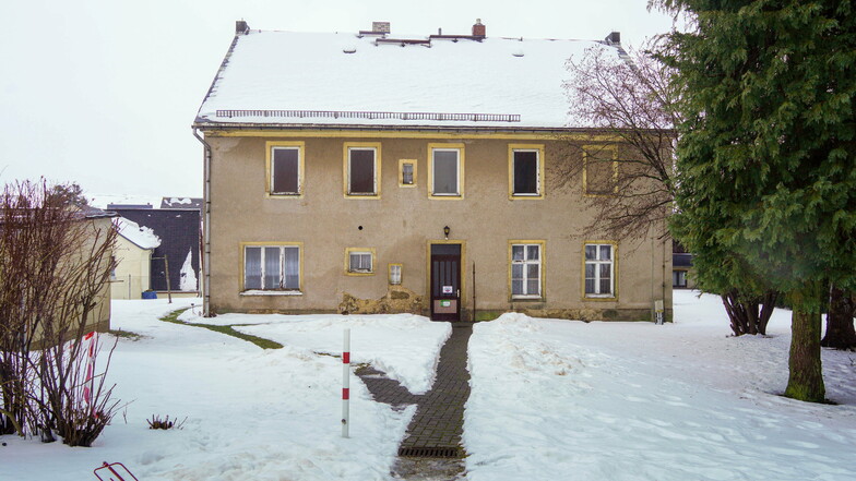 Die alte Gemeindeverwaltung in Großharthau soll Platz für einen Hort mit Bibliothek machen.
