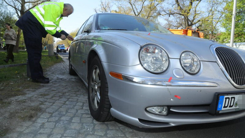 Der Jaguar nach dem Unfall vom 18. April dieses Jahres. Ein 74-jähriger Fahrradfahrer wurde dabei schwer verletzt.
