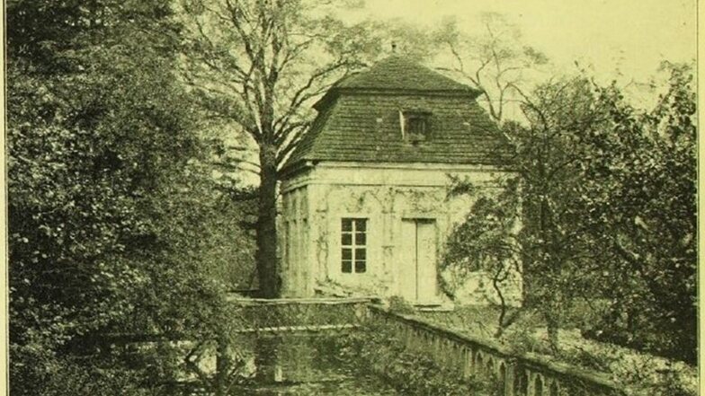 Die Abbildung aus Cornelius Gurlitts Buch über Baudenkmäler in Sachsen von 1914 zeigt einen weiteren der vier Tiefenauer Gartenpavillons.