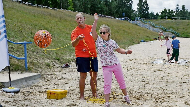Jolina übte mit dem Wasserball an der Leine, einen vorher abgesteckten Bereich am Strand von Klitten zu treffen. Michael Brosius gab ihr die richtigen Tipps.