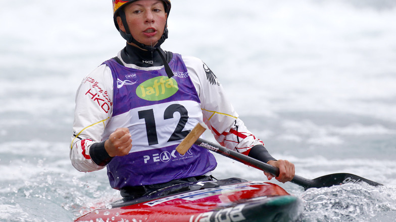 Andrea Herzog in ihrem Element: Die Slalomkanutin paddelt mit ihrem Canadiereiner im Wildwasserkanal.