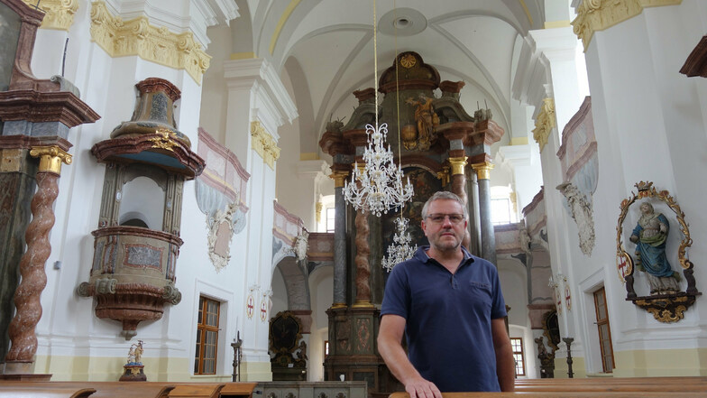 Umgeben von Barock. Tomáš Hlavácek sorgte mit einem Verein für die Rettung der Mariä-Himmelfahrtskirche.