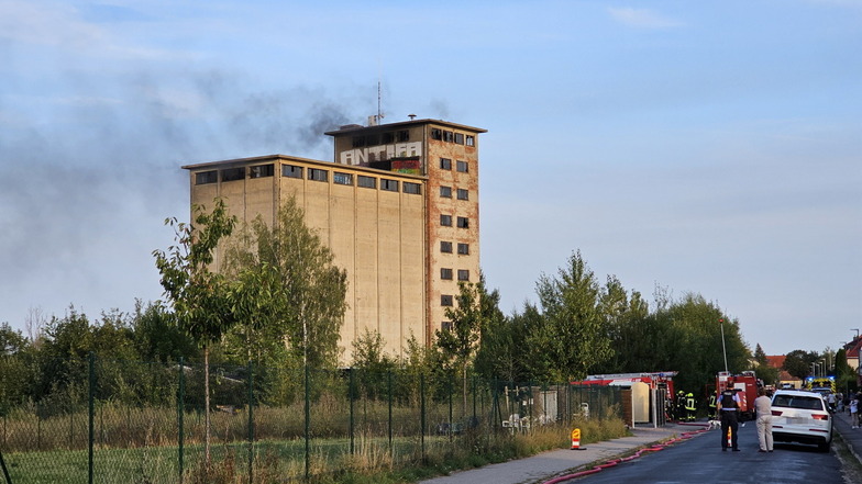 In Mittweida ist am Freitag ein Silo in Brand geraten.