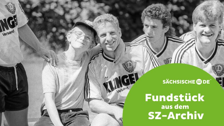 Beim Foto-Shooting vor der Bundesliga-Saison im Juli 1990 umarmt dieser junge Fan Dynamos Neuzugang Peter Lux, daneben Sven Kmetsch und Matthias Maucksch.