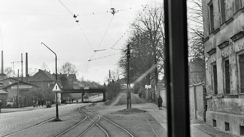 Nach der bisherigen Endstelle am Kreisbahnhof ging es ab dem 6. Oktober 1921 eingleisig weiter bis nach Rauschwalde, hier ein Bild auf die Strecke aus Sicht des Fahrers.