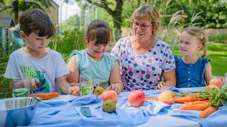 In der Kita Thomas Müntzer bereiten Konstantin, Rebekka, Erzieherin Angela Beyer und Malia gesunde Speisen zu. Das zeigen sie am Weltkindertagsfest in Radebeul vor dem Kultur-Bahnhof.