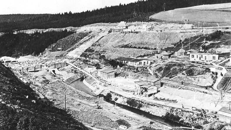 Die Baustelle im Jahr 1911. Links im Bild wird am Fundament der Staumauer gearbeitet. Die Weißeritz verschwindet im gegenüberliegenden Berghang, sie wurde durch einen 200 Meter langen Umlaufstollen an der Staumauer vorbeigeleitet.