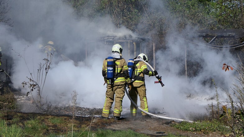 Dunkle Rauchwolke an der A14: Feuerwehr löscht Laubenbrand