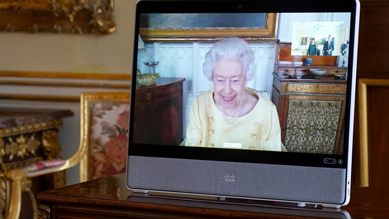 Königin Elizabeth II. spricht bei einer virtuellen Audienz im Buckingham Palace. Nach einer ärztlich angeordneten Ruhepause gab die 95-jährige Monarchin am Dienstag wieder eine Audienz von Schloss Windsor aus.