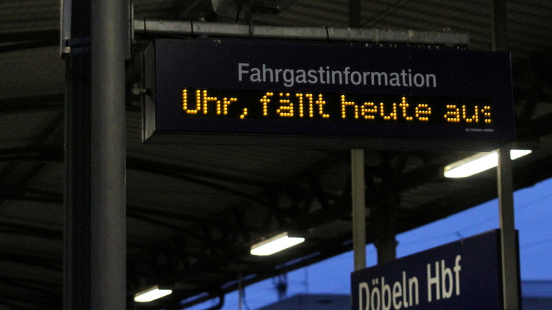 Über Informationstafeln auf den Bahnsteigen wie hier am Hauptbahnhof Döbeln, werden die Reisenden über Zugausfälle informiert.