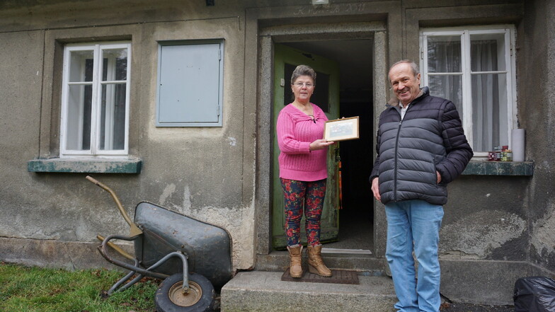 Eine der letzten Deutschen in Severní trifft den Nachkommen einer Vertriebenen: Líba Zmeškalová mit einem alten Bild des Hauses der Vorfahren von Jochen Lebelt.