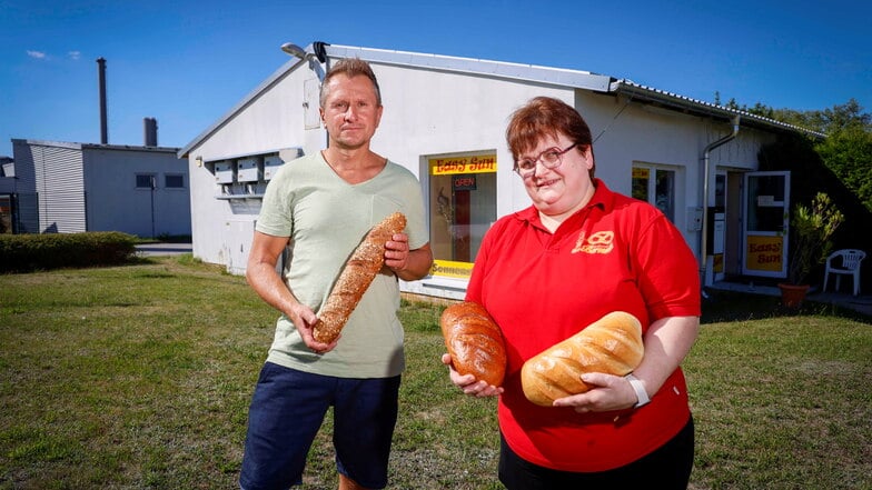 Jens Gregor (l.) betreibt an der Oswald-Neumann-Straße in Kamenz-Nord seit 2009 sein Sonnenstudio Easy Sun. Nun baut er für die Bäckerei Berndt aus Elstra um, damit hier eine neue Filiale öffnen kann. Chefin Ulrike Berndt freut sich.