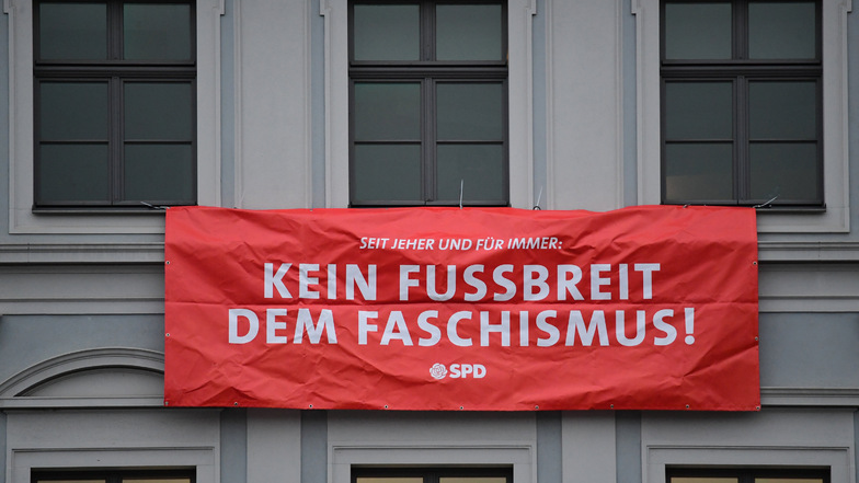 Ein Plakat der SPD mit der Aufschrift "Seit jeher und für immer: Kein Fußbreit dem Faschismus!" hing während der 200. Pegida-Versammlung an einer Haus-Fassade.