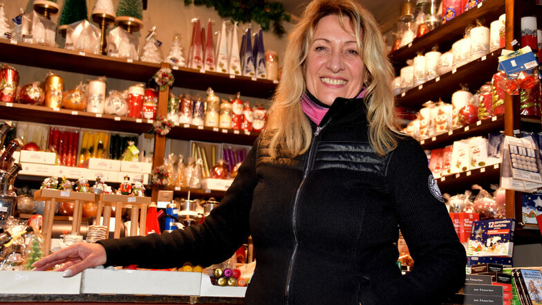 Wer bei Sabine Baumgarten festliche Lichter kauft, bekommt ein strahlendes Lächeln dazu. Seit 23 Jahren verkauft sie auf dem Striezelmarkt Kerzen.