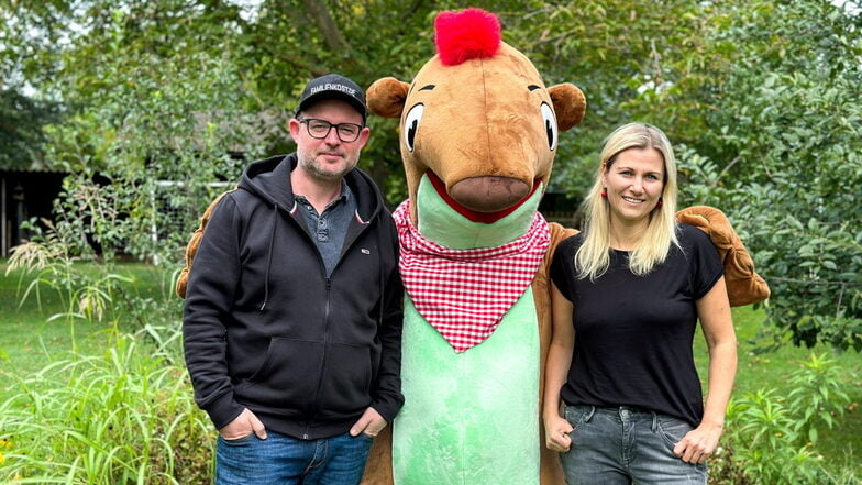 Terence und Jenny Böhme mit ihrem Maskottchen Kört. Seit zwei Jahren gehört er zur Familie und ist Werbeträger für das eigene Unternehmen Familienkost in Rothenburg.