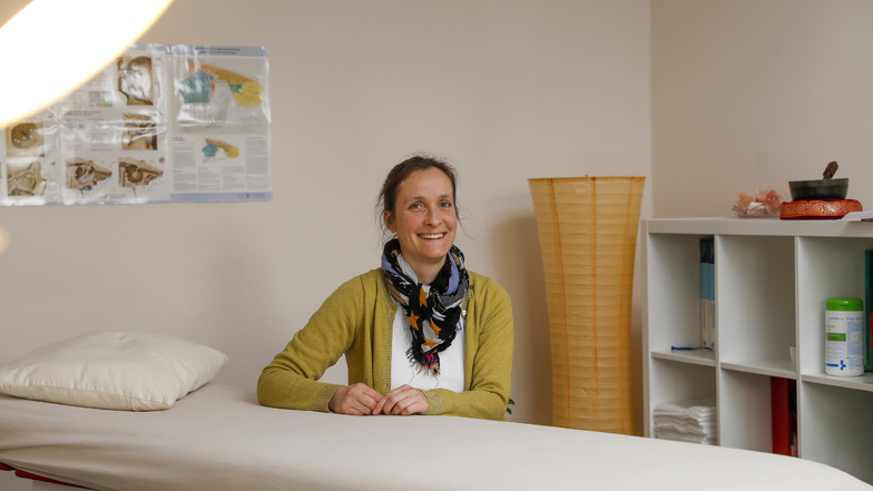 Janet Wilke fühlt sich wohl in ihrer neuer Osteopathie-Praxis im Laubaer Ärztehaus.