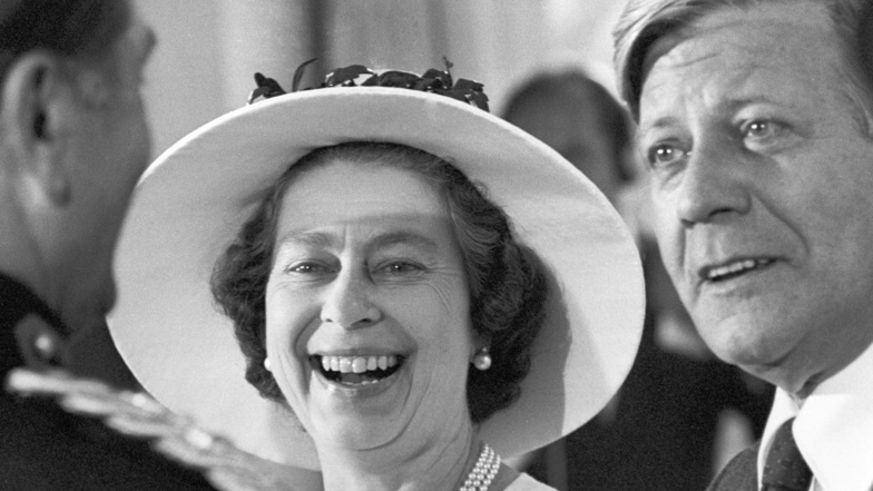 1978 eine herzlich lachende Königin Elizabeth II. mit dem damaligen Bundeskanzler Helmut Schmidt.