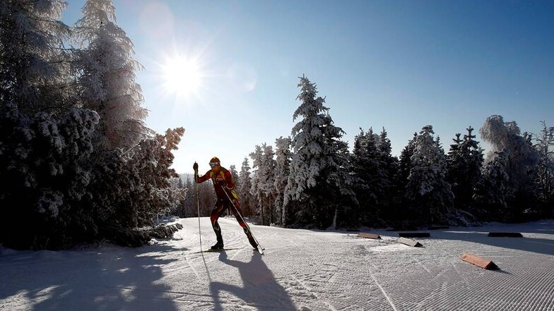 Zukünftige Olympionikentrainieren auf dem Erzgebirgskamm Biathlon.