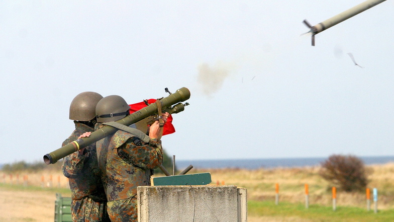 Reservisten üben mit der Fliegerfaust «Strela» üben. Deutschland wird weitere Waffen an die Ukraine liefern.